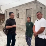 Семье убитого в драке подростка строят новый дом