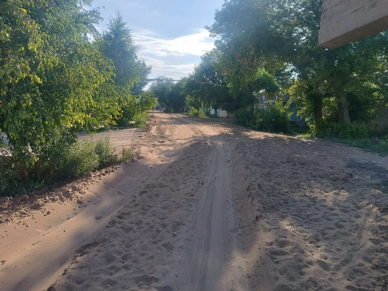 «5 күн бұрын жағалауға арналған құм төгіп кетіп қалды»: Оралда Савичев көшесінің тұрғындары жол салу жұмысын сынға алды