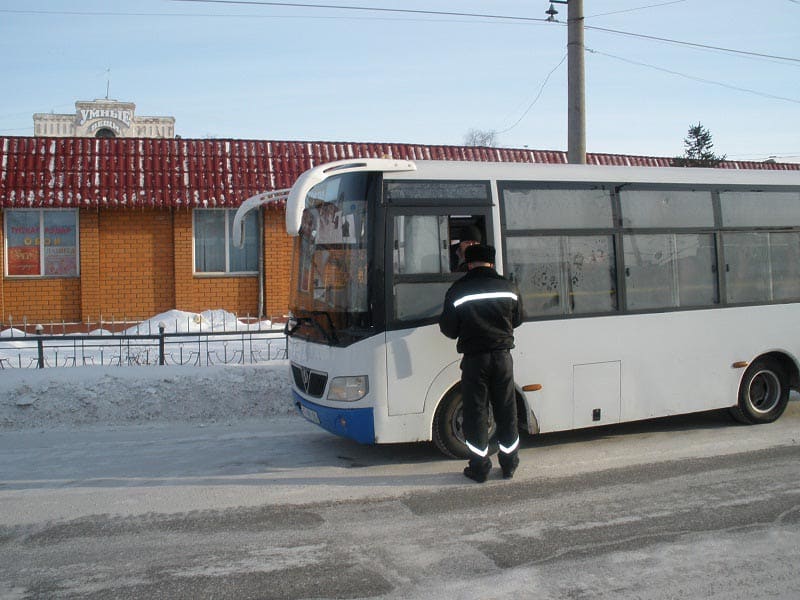 Чапан надели на первого проголосовавшего избирателя в селе ЗКО