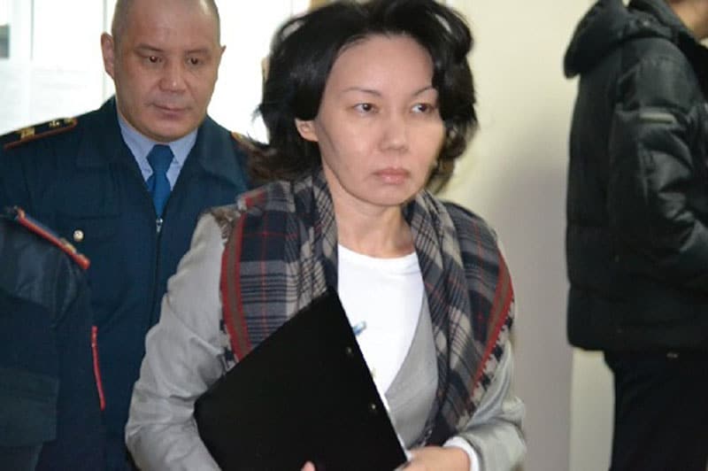 Машина горела возле заправки в Уральске