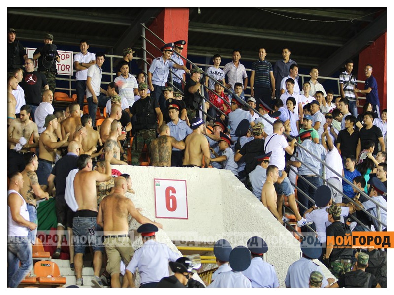 Бетонный козырёк подъезда обрушился в Актау: полиция завела уголовное дело