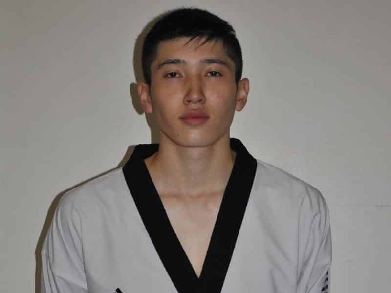 Яма на всю улицу беспокоит жителей Уральска