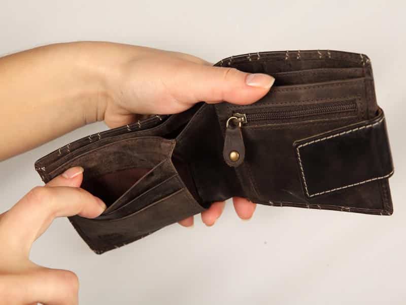 В многоэтажном доме в Уральске горит балкон