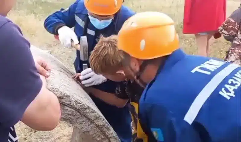 Ребёнок насквозь проткнул руку арматурой в ЗКО