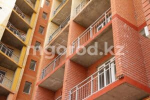 Обещали витражи: дом по госпрограмме в Уральске сдали без застеклённых балконов