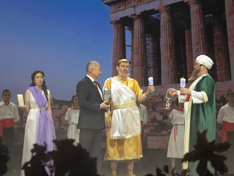 Герои в белых халатах: врачи ЗКО получили награды в преддверии дня медработника