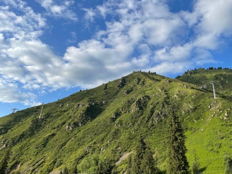 Двоих заблудившихся туристов спасли в горах Алматы