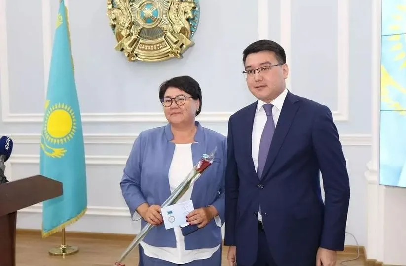 Знак «Үздік мемлекеттік қызметші» вручили в Бурлинском районе ко дню госслужащих