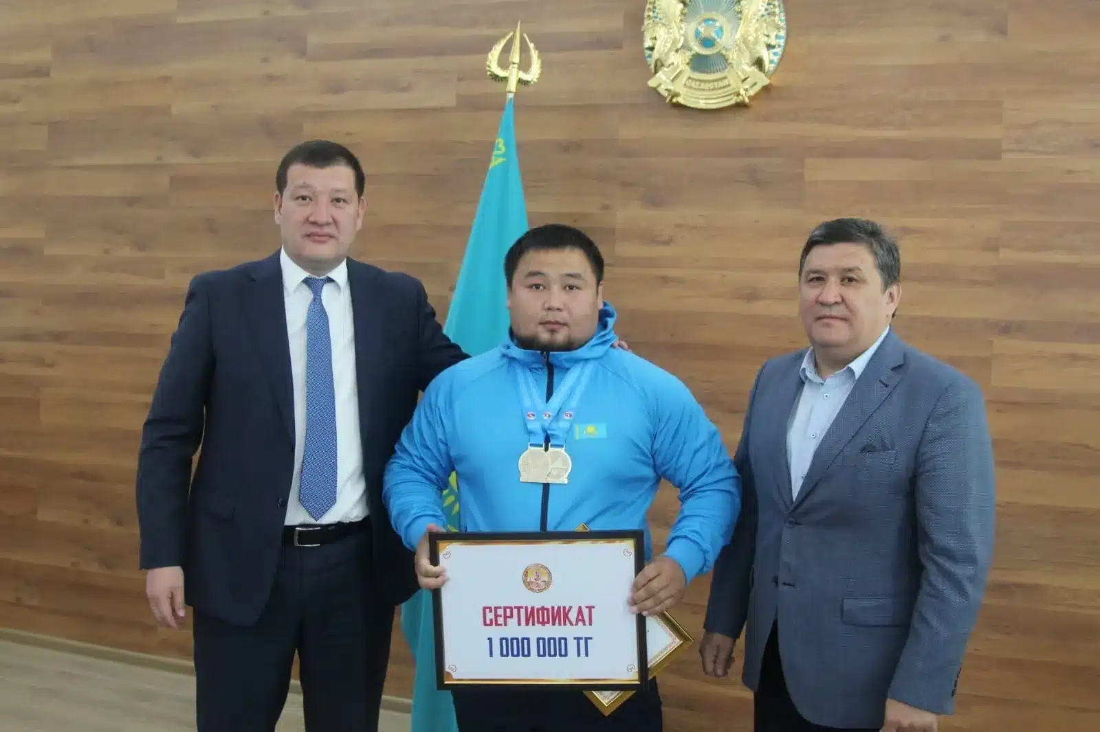 Сертификат на один миллион тенге вручили победителю чемпионата Азии в Бурлинском районе