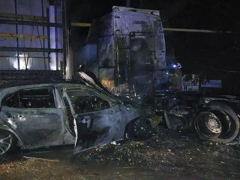 Иномарка влетела в припаркованный грузовик в Жаркенте