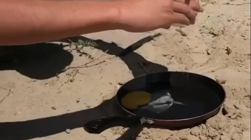 Мужчина приготовил яичницу на раскаленной от солнца сковороде на Тенгизе