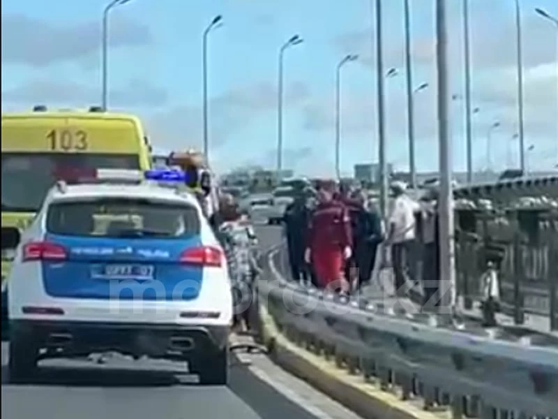 Пожилого коммунальщика насмерть сбили на мосту Уральска