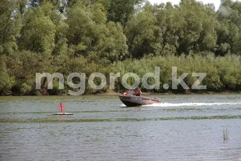 Месяц ищут спасатели утонувшего подростка в Атырау