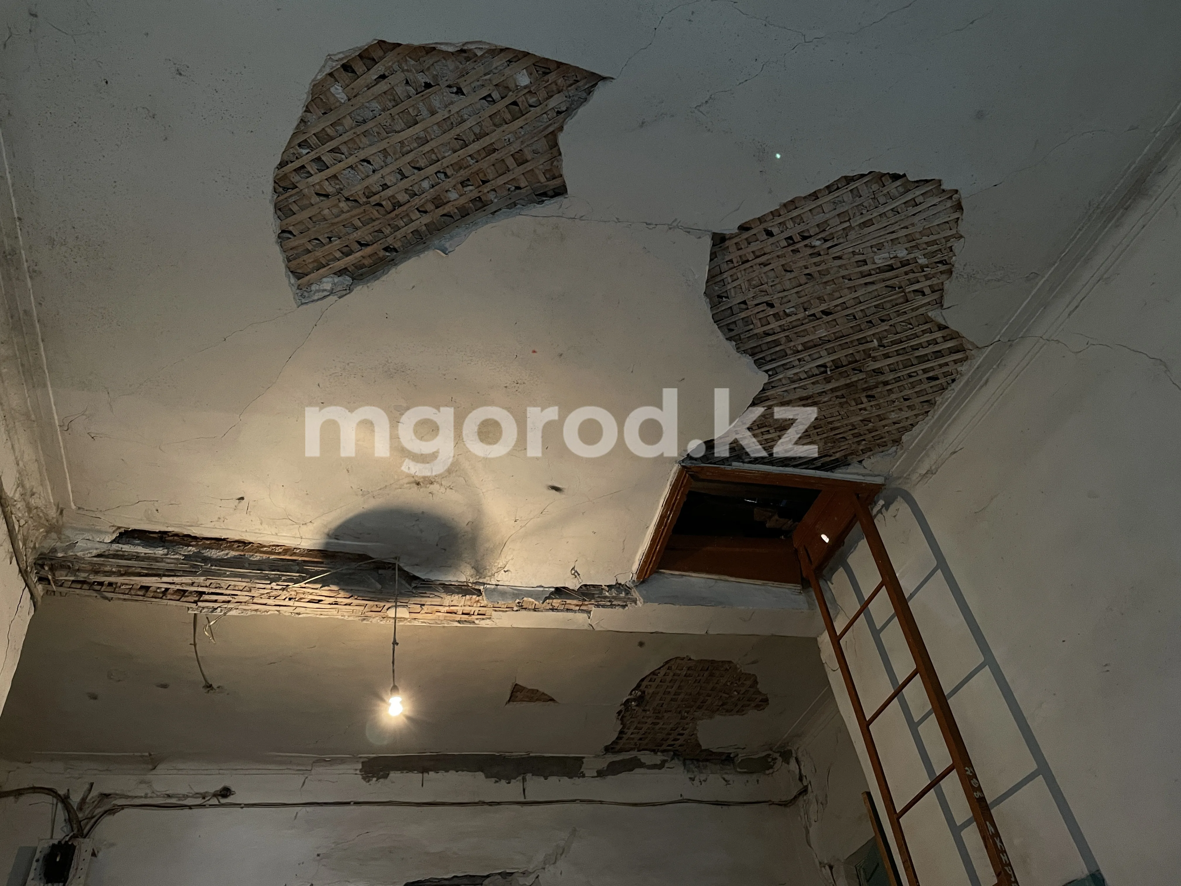 «Страшно жить, но что поделать»: в Уральске 11 семей живут в бывшем военном госпитале