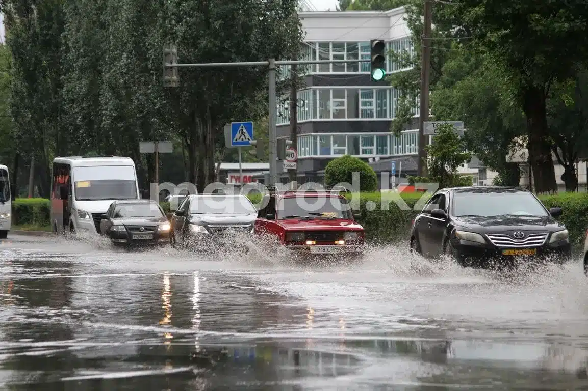 Подтопления, порывы и огромные лужи: как ЗКО пережил ливневый дождь