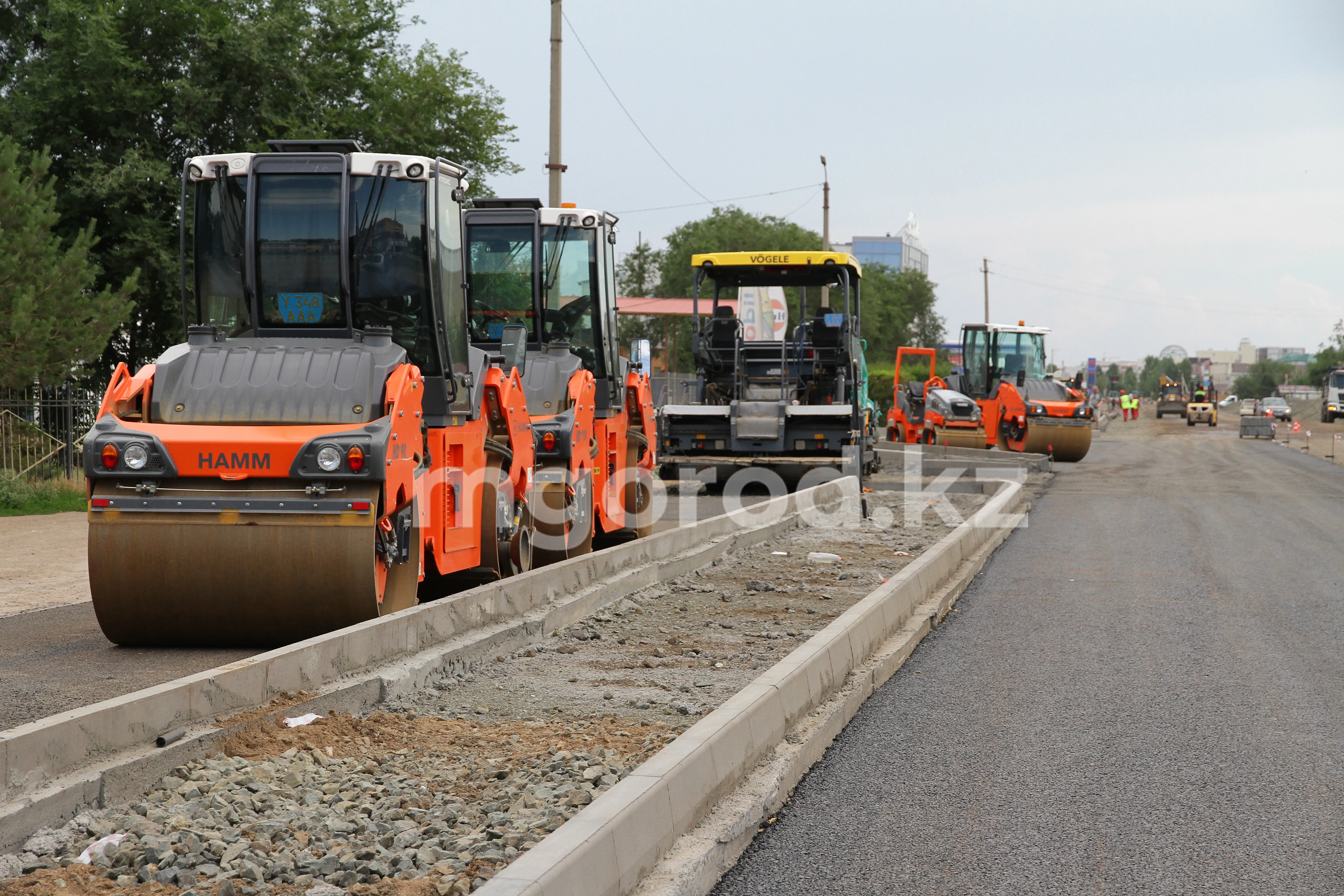 Асфальт укладывали во время дождя в Уральске