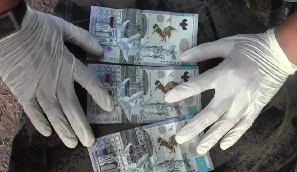 Дважды судимый мужчина вымогал деньги у жителя ЗКО