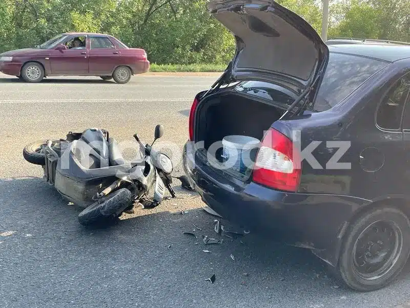 Два человека пострадали в ДТП с мопедом в Уральске
