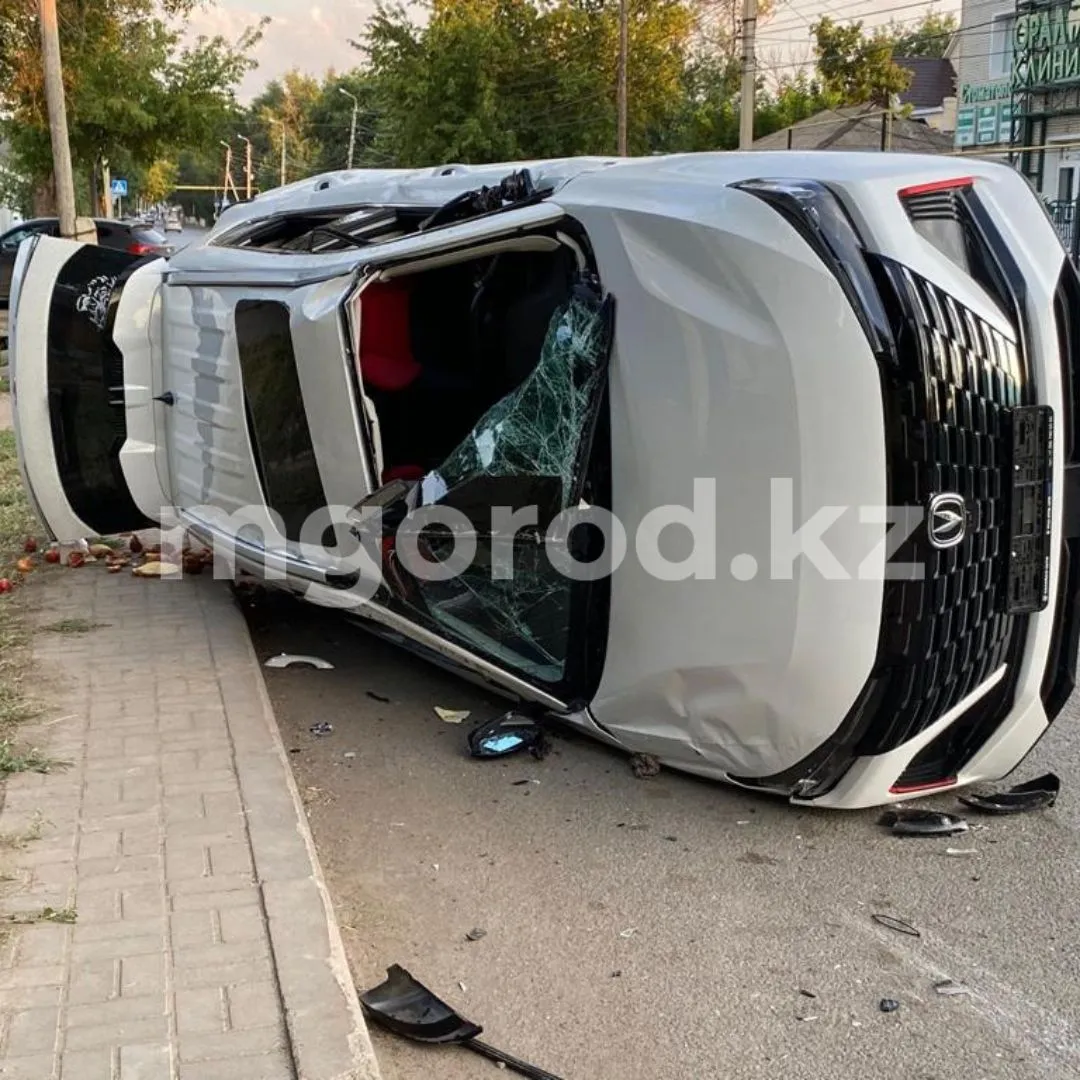 Иномарка перевернулась в Уральске