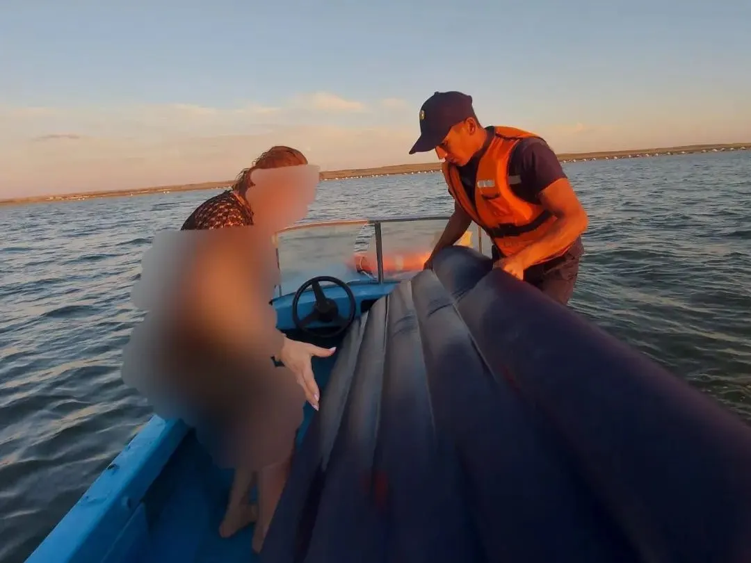 Женщину на надувном матрасе унесло далеко от берега в ЗКО