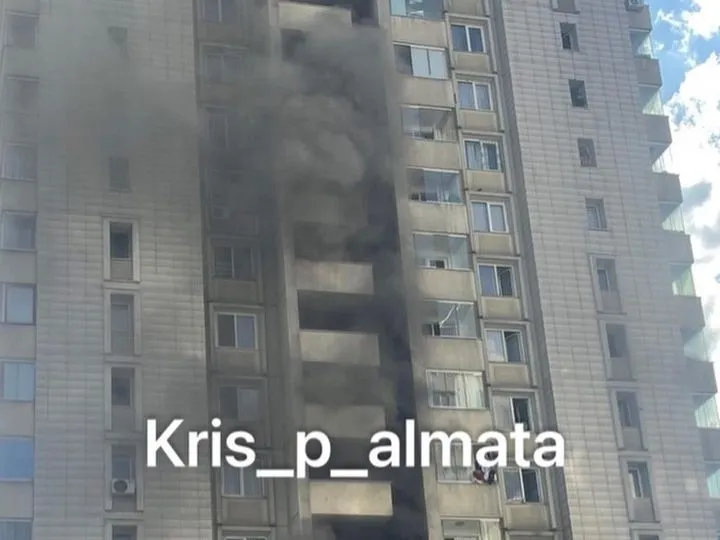 Люди выпрыгивали из окон горящего дома в Алматы