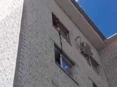 Свесил ноги с окна: видео спасения мужчины показали полицейские ЗКО