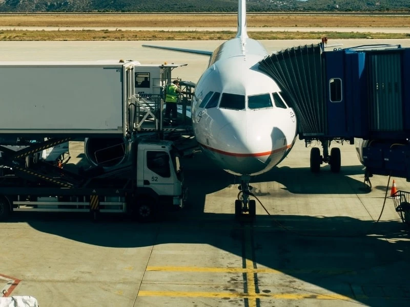 Пьяного иностранца сняли с международного рейса в Алматы