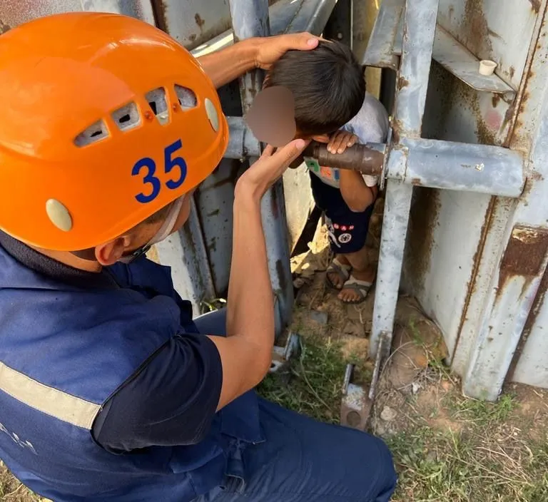 Ребёнок застрял в металлическом заборе в ЗКО