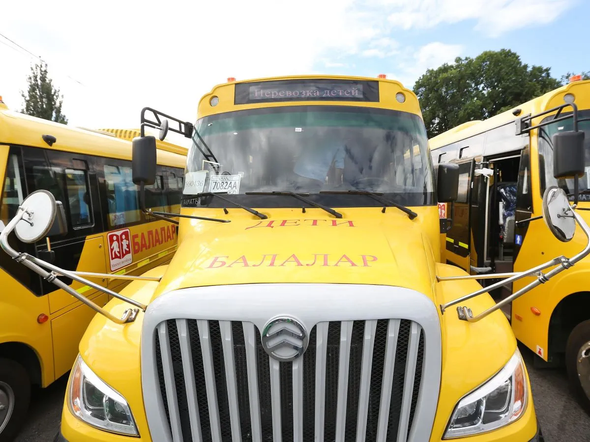 100 автобусов начнут развозить школьников в Алматы