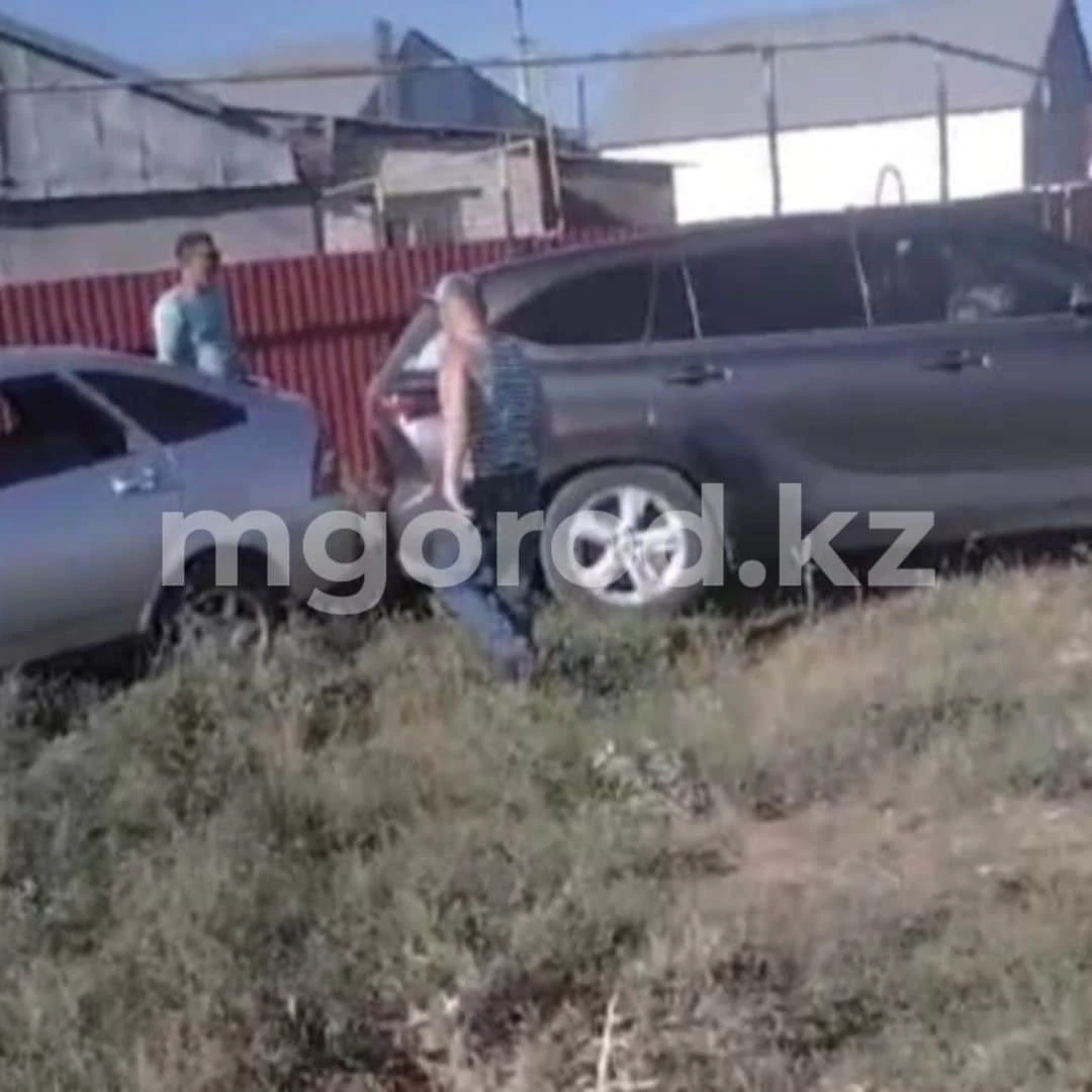 Lada priora врезалась в столб, оставив без света улицу в Уральске