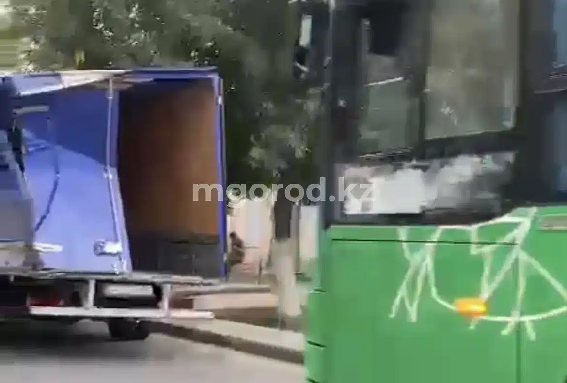 Пассажирский автобус столкнулся с «ГАЗелью» в Уральске