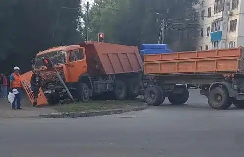 КамАЗ столкнулся с легковушкой в Уральске