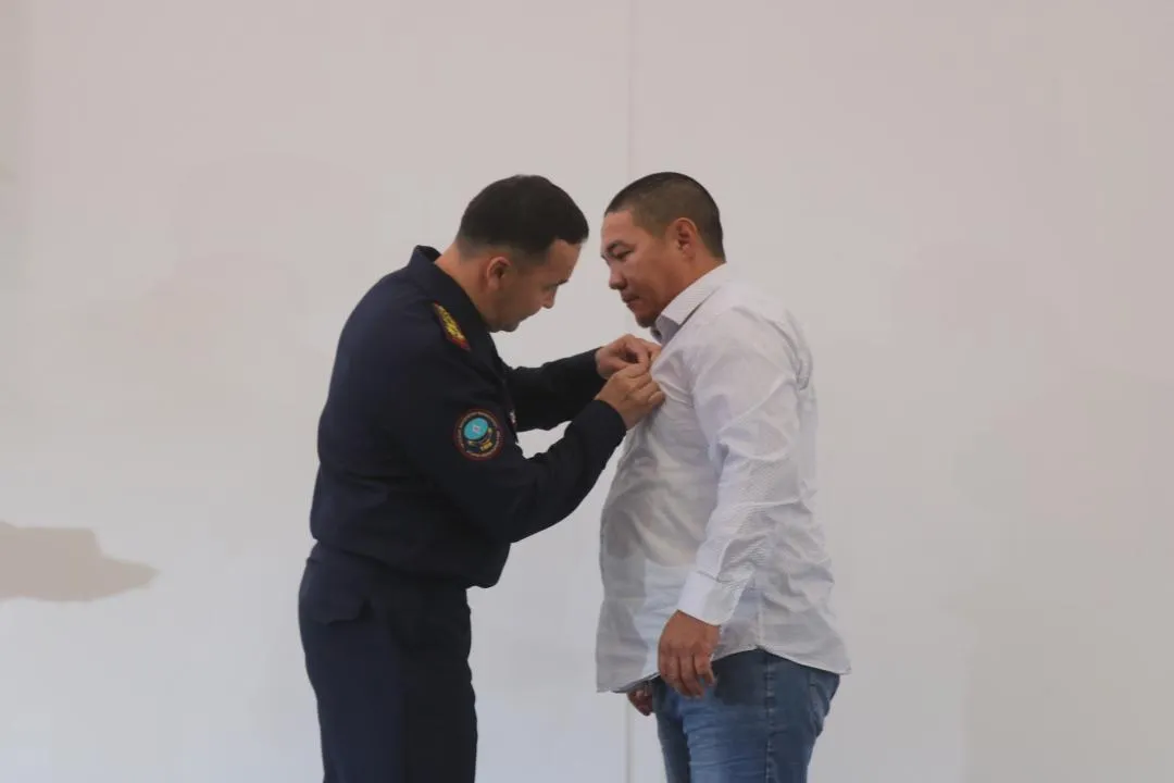 Жителя Атырауской области наградили за спасение утопающих детей