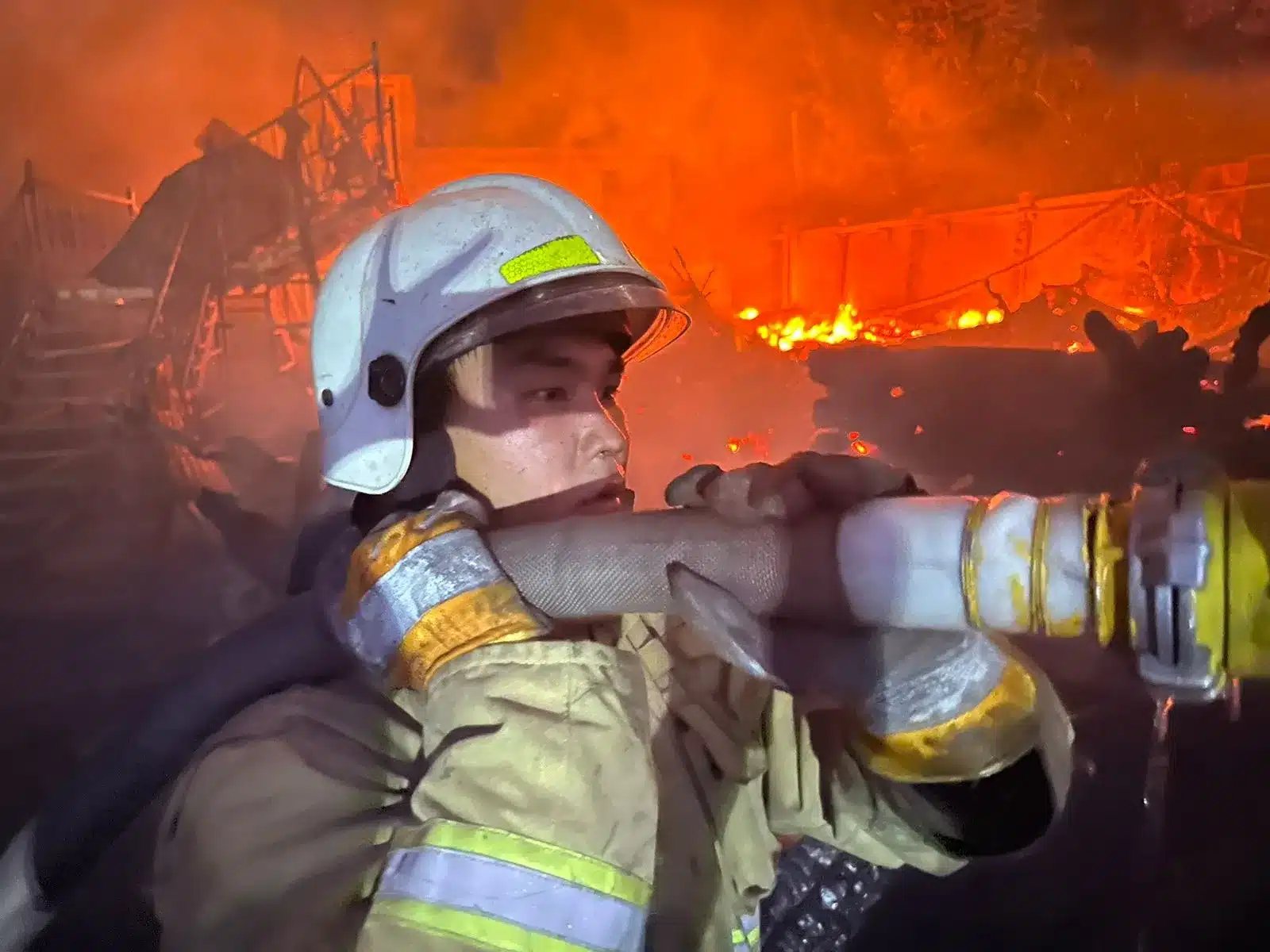 Крупный пожар тушили ночью в Алматы