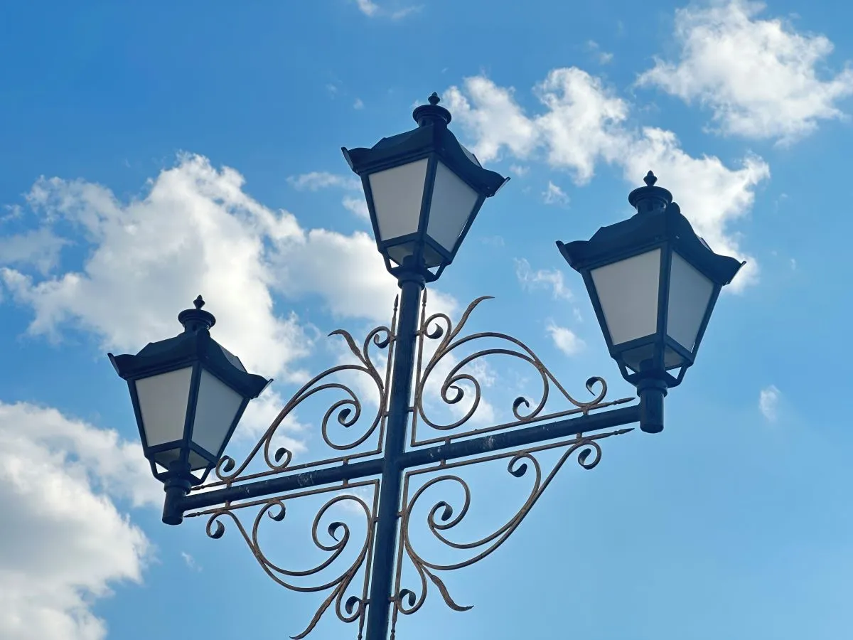 Спиливали и увозили: фонарные столбы на 80 млн тенге украли в Алматы