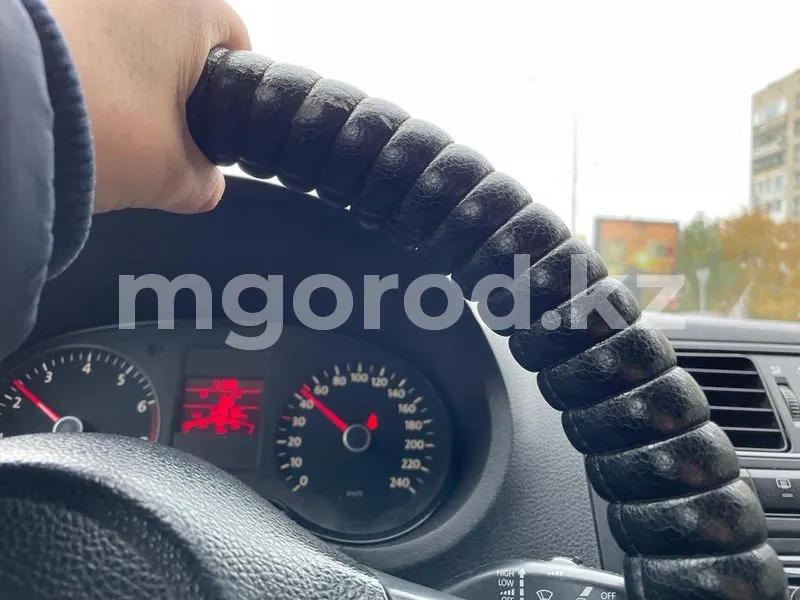 «Развозят детей»: в Атырау начали проверку из-за видео со служебным авто