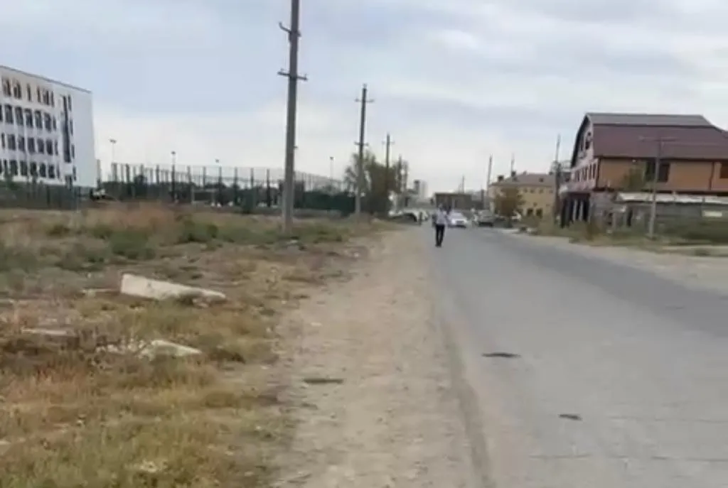 Жители Атырау жалуются на отсутствие тротуаров в центре города