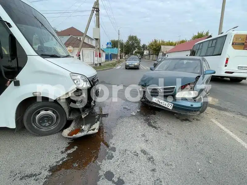 Пассажирская ГАЗель столкнулась с легковушкой в Уральске