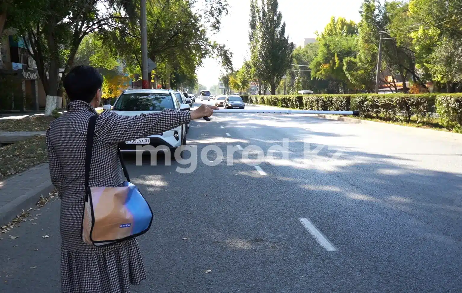 Эксперимент в Уральске: большинство водителей не знают правило белой трости