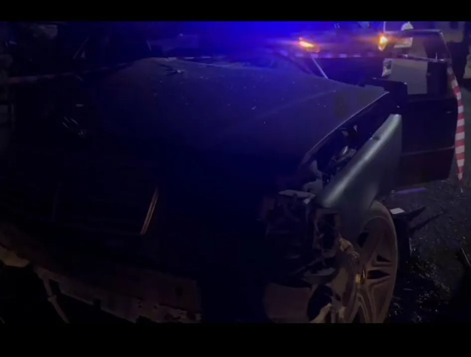 Mercedes врезался в дерево в Уральске: погибли двое