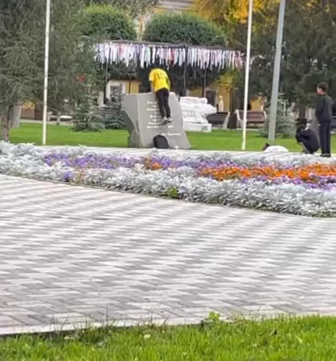 Уральцев возмутили дети, прыгающие по монументу со словами Абая