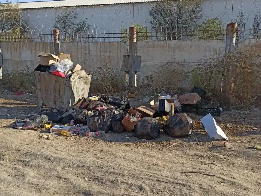 Ресторан и жильцы дома в Атырау не могут поделить мусорный контейнер