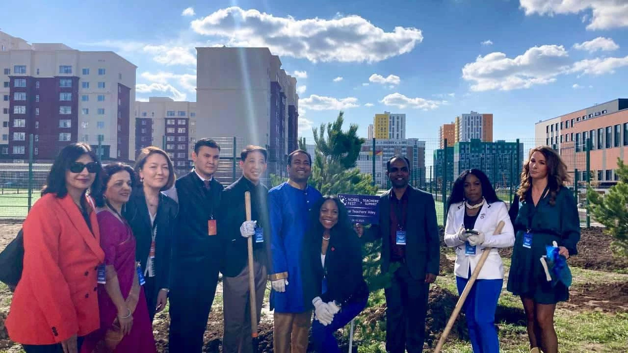 Мировые звёзды педагогики посадили деревья на «Аллее учителей мира»