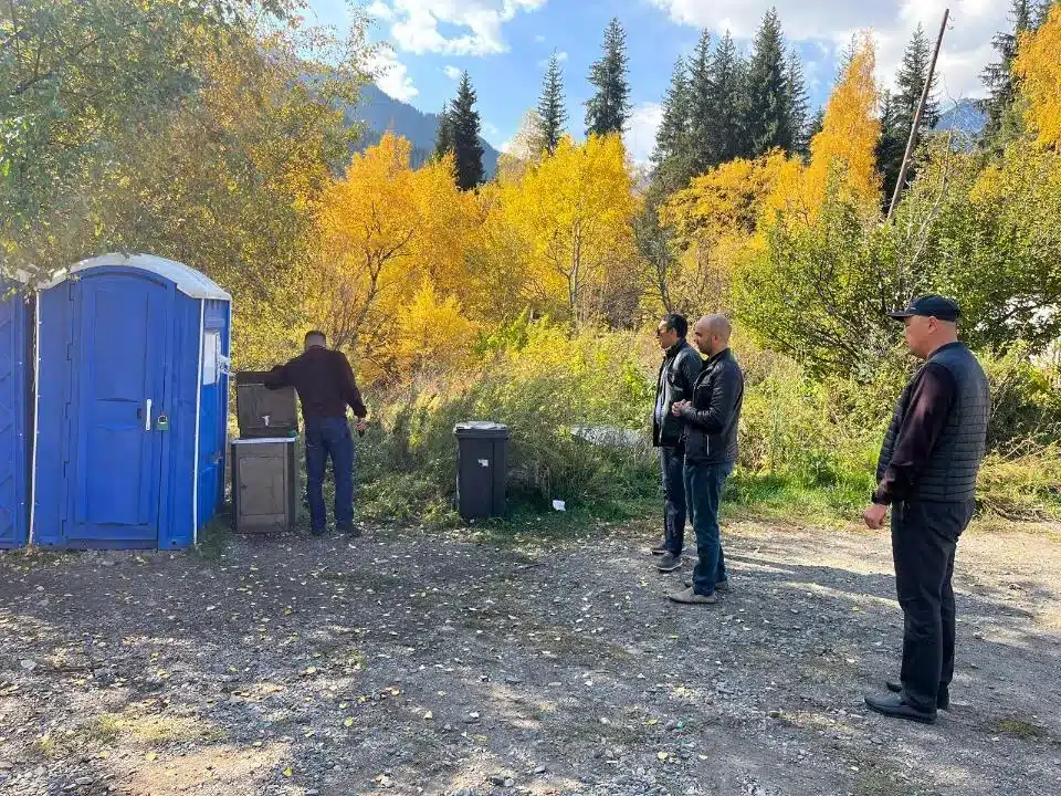 Сбор вне кассы и закрытые туалеты: Антикор проверил туробъекты Алматинской области