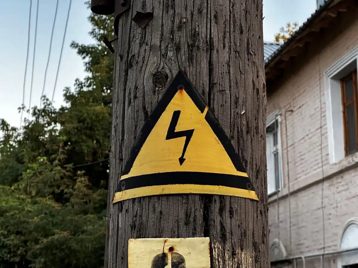 Электрик погиб на столбе в Алматы