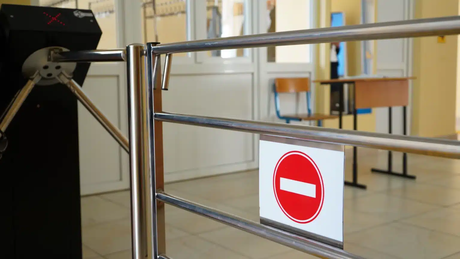 Установщики турникетов пожаловались на руководство школ Уральска