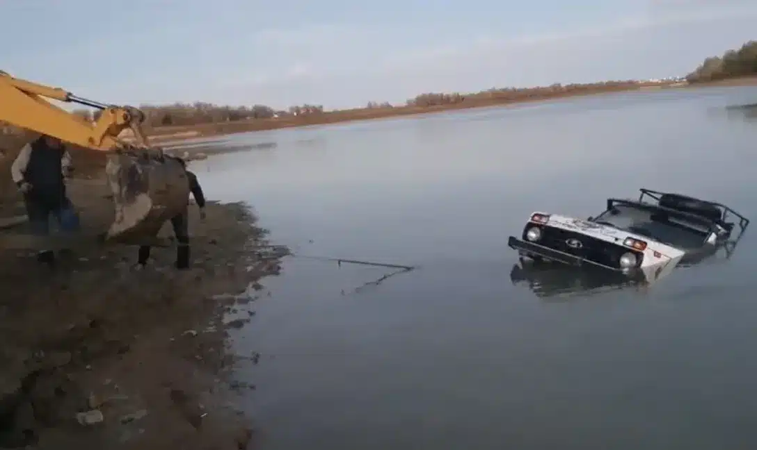 Двое мужчин погибли в затонувшем в Урале авто