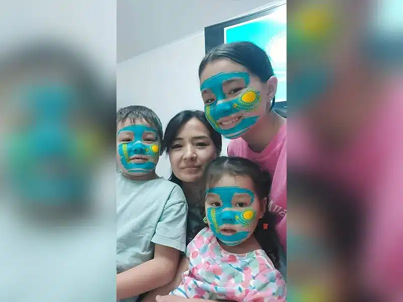 Семьи Бурлинского района устроили флешмоб ко Дню Республики