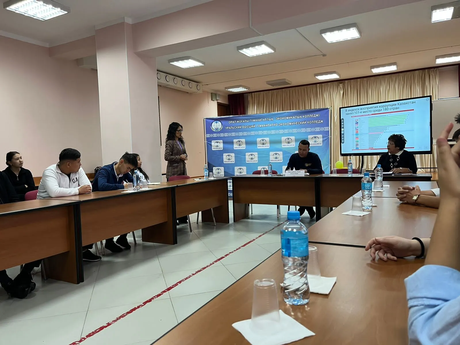 Студентам Уральска рассказали о коррупции