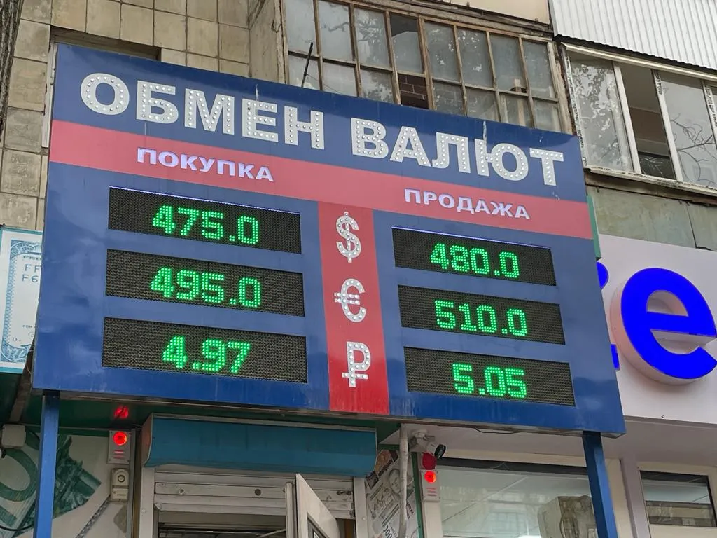 Курс рубля превысил пять тенге в обменниках Уральска